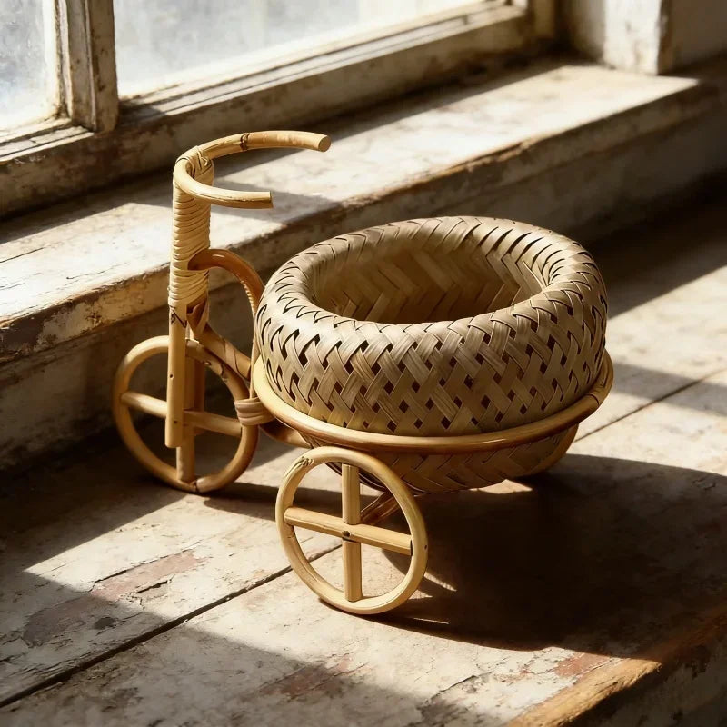 Cesta Decorativa de Bambu em Formato de Triciclo