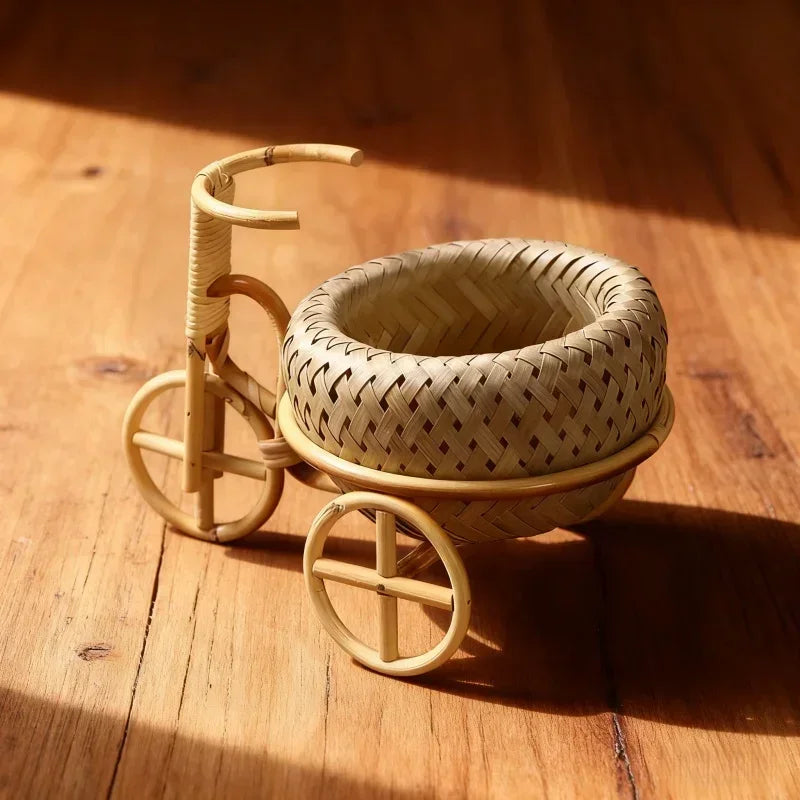 Cesta Decorativa de Bambu em Formato de Triciclo