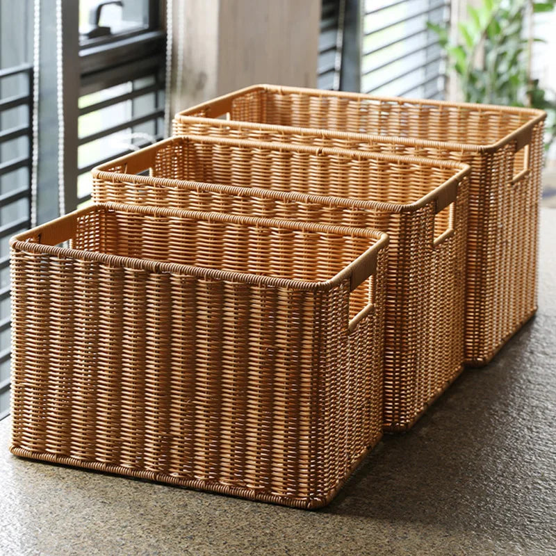 Cesta Retangular de Rattan Sintético com Alças Vazadas