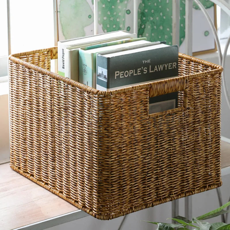 Cesta Retangular de Rattan Sintético com Alças Vazadas